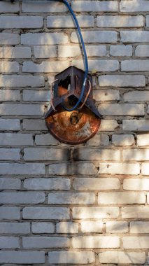 Eski paslı ev numarası ve sokak adı bir tuğla duvarda, Novosibirsk, Akademgorodok