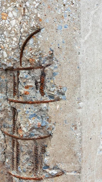 錆びた補強材が突き出た古いコンクリート柱のアブストラクトな質感 — ストック写真