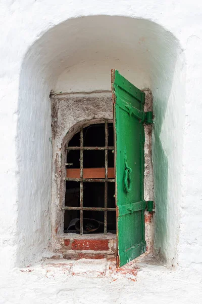 Старое Арочное Окно Решеткой Железным Затвором Белой Кирпичной Стене — стоковое фото
