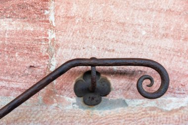 Mimari bir detay, eski bir taş duvardaki çitin sahtesini yaptı.