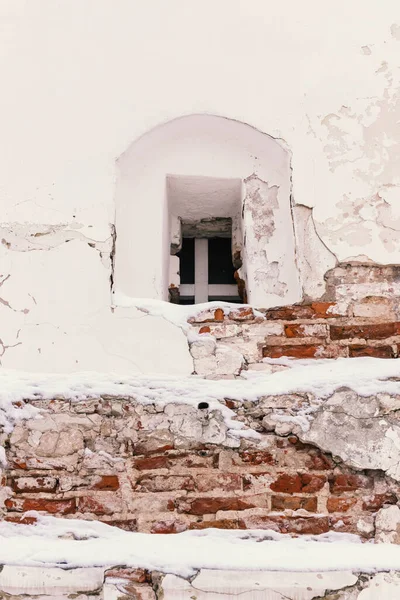 Pequena Janela Parede Uma Igreja Branca Ruínas — Fotografia de Stock