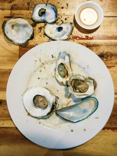 Plato Blanco Con Ostras Picadas Salsa Sobre Una Mesa Madera — Foto de Stock