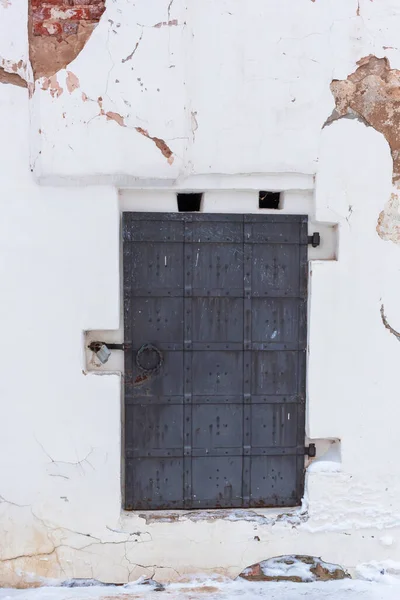 Старая Металлическая Дверь Белом Кирпичном Здании — стоковое фото