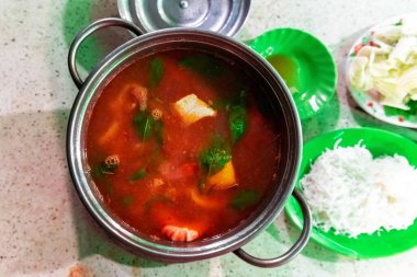 Vietnam baharatlı karides çorbası bir tencerede