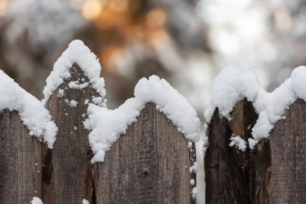 Oude Houten Hek Besprenkeld Met Sneeuw Wazige Achtergrond — Stockfoto