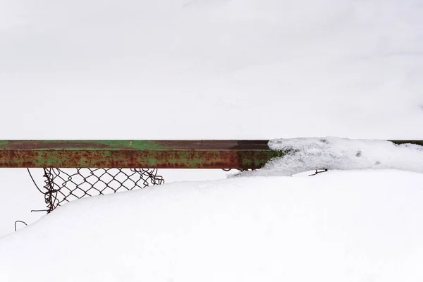 Alter Metallzaun Mit Gitter Einer Schneewehe Unter Dem Schnee — Stockfoto