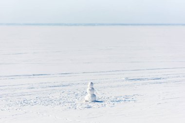 Kışın karlı gölde küçük bir kardan adam