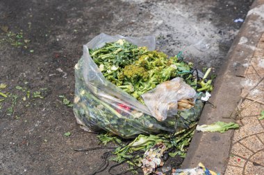 Yol kenarında organik atık torbası