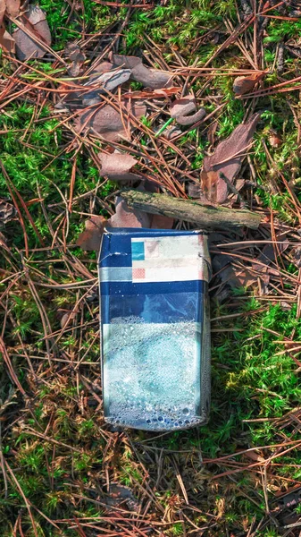 森の中に捨てられたタバコのパック — ストック写真