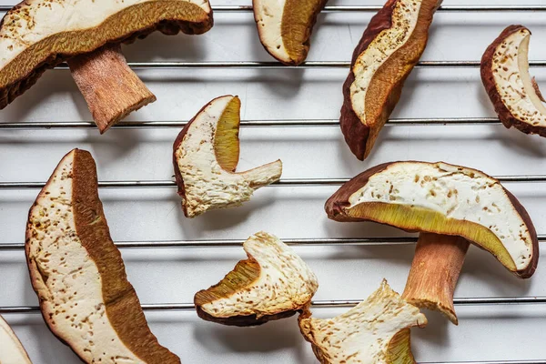 Champiñones Porcini Cortados Para Secar Dispuestos Una Rejilla Alambre —  Fotos de Stock