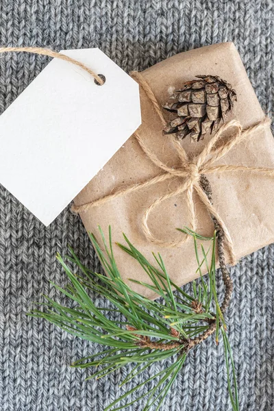 Regalo Natale Avvolto Decorato Con Materiali Naturali Carta Kraft Spago — Foto Stock