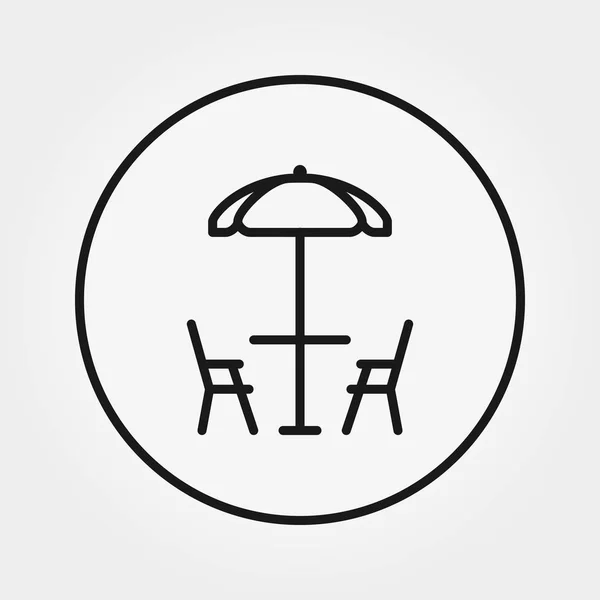 Mesa y sillas bajo paraguas. Café de playa . — Vector de stock