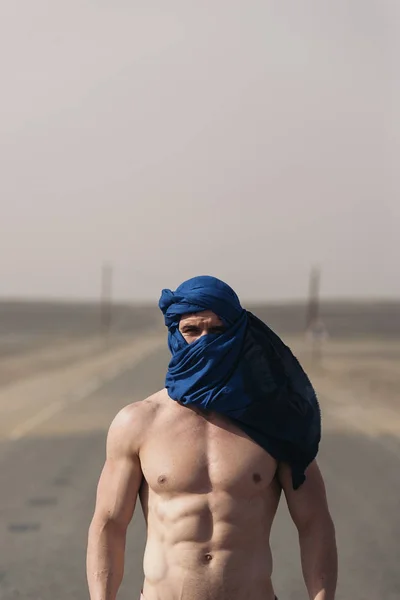 Retrato Homem Caucasiano Com Turbante Olhando Para Câmera Deserto — Fotografia de Stock