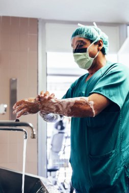 Doktor çamaşır çalıştırmadan eller.
