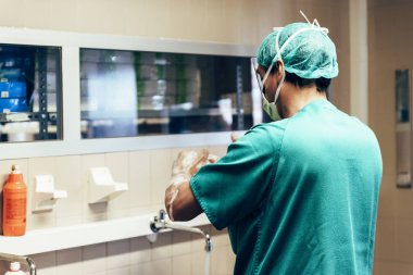 Doktor çamaşır çalıştırmadan eller.