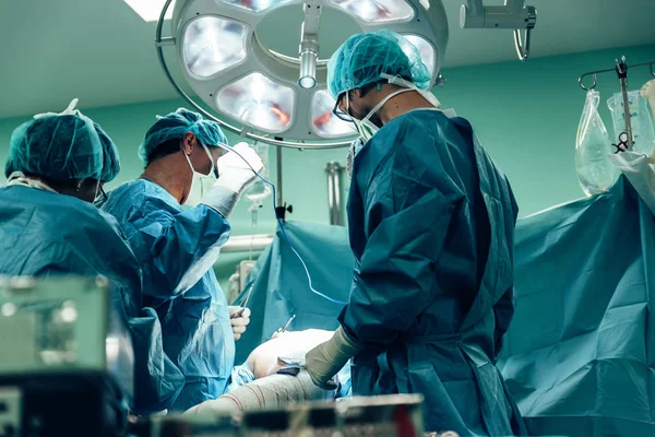 Equipo Cirujanos Operando — Foto de Stock
