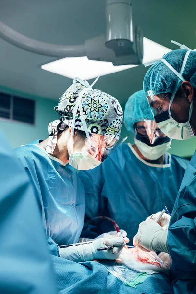Cerrahlar Hastanede Ameliyat Yapıyor — Stok fotoğraf