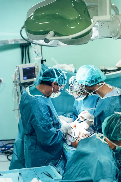 Equipe Cirurgiões Operando Hospital — Fotografia de Stock