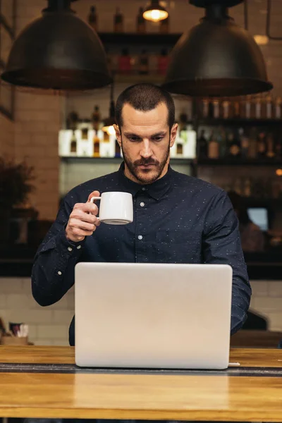 Pengusaha Menggunakan Laptopnya Coffee Shop Konsep Bisnis — Stok Foto
