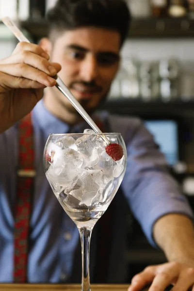 Experto Barman Está Haciendo Cóctel Club Nocturno —  Fotos de Stock