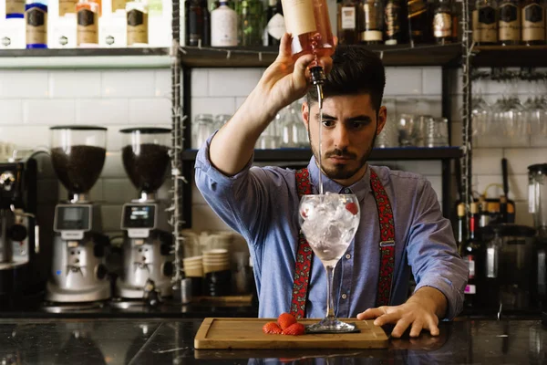 Esperto Barman Sta Facendo Cocktail Night Club — Foto Stock