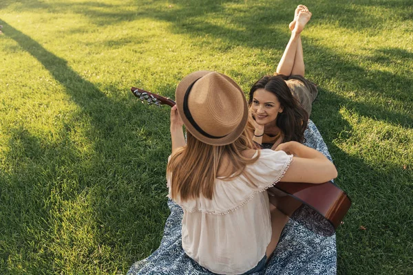 Красивые Женщины Весело Играют Гитаре Парке Друзья Летняя Концепция — стоковое фото