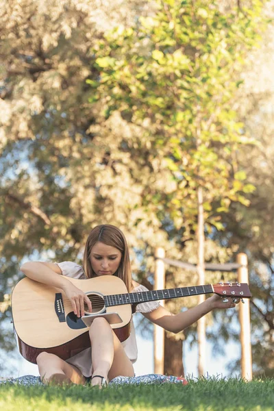 Schöne Frau Spielt Gitarre Park — Stockfoto