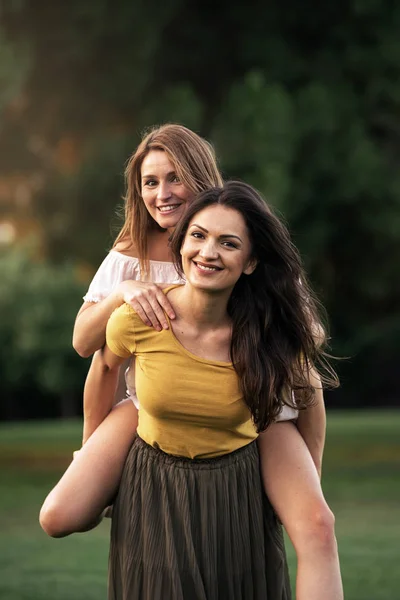 아름다운 여자들은 공원에서 재미를 친구와 — 스톡 사진