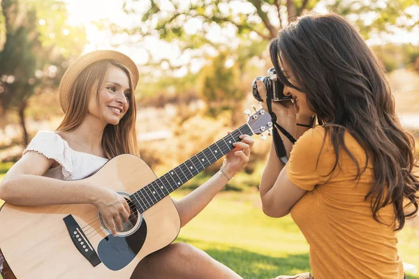 Vackra Kvinnor Roligt Spelar Gitarr Och Foto Kamera Parken Vänner — Stockfoto