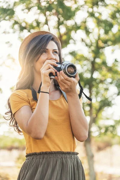 Mujer Joven Sonriente Usando Una Cámara Para Tomar Fotos Parque — Foto de Stock
