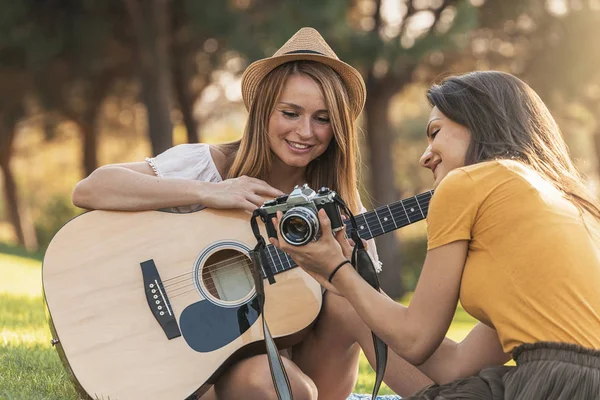 Fotógrafa Mostrando Uma Foto Para Sua Amiga Conceito Amigos — Fotografia de Stock