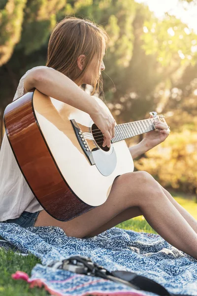 Güzel Bir Kadın Parkta Gitar Çalmak — Stok fotoğraf