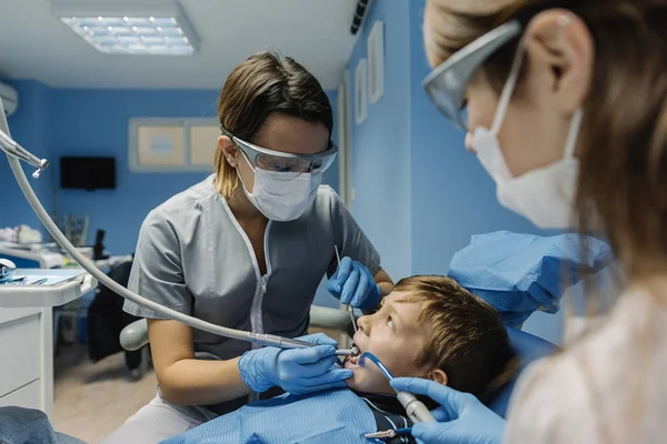 Стоматологи Пациентом Время Стоматологического Вмешательства Мальчика Стоматолог — стоковое фото