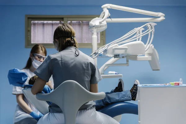 Zahnärzte Mit Einem Patienten Während Eines Zahnärztlichen Eingriffs Jungen Zahnarztkonzept — Stockfoto