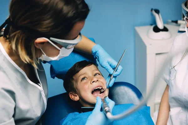 Zahnärzte Mit Einem Patienten Während Eines Zahnärztlichen Eingriffs Jungen Zahnarztkonzept — Stockfoto