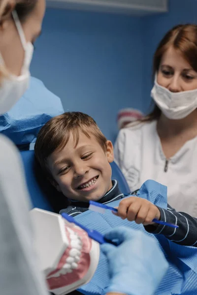 Lekarz Dentysta Nauczania Dziecka Szczotki Zęby Koncepcja Dentysta — Zdjęcie stockowe