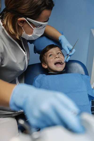 Dentyści Pacjentem Podczas Interwencji Dentystycznych Aby Chłopiec Koncepcja Dentysta — Zdjęcie stockowe