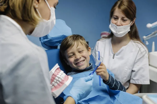 Médico Dentista Ensinando Uma Criança Escovar Dentes Conceito Dentista — Fotografia de Stock