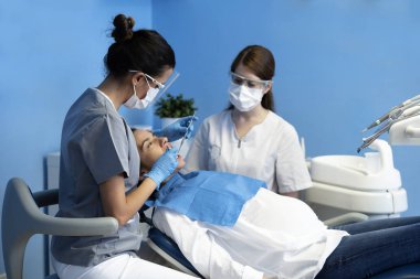 Diş hekimleri diş bir müdahale sırasında bir hastayla. Diş hekimi kavramı