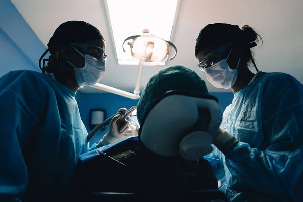 医者彼女の患者と話していると 撮影を示します 歯医者コンセプト — ストック写真
