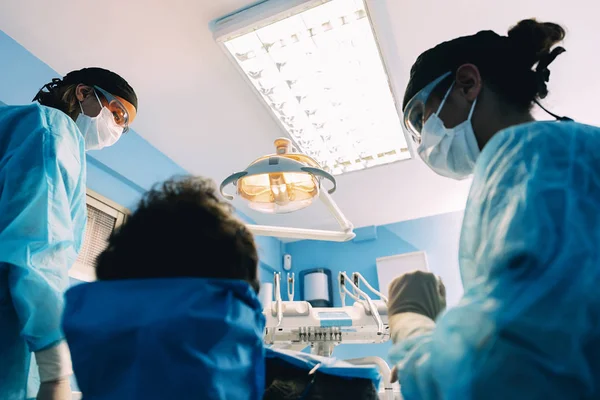 Dentistas Con Paciente Durante Una Intervención Dental Concepto Dentista — Foto de Stock