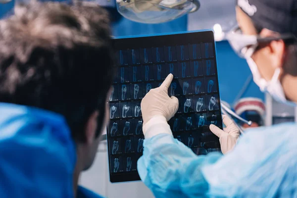 Доктор Разговаривает Своим Пациентом Преподает Рентгенографию Концепция Дантиста — стоковое фото