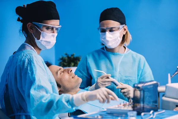 Dentyści Pacjentem Podczas Interwencji Dentystycznych Koncepcja Dentysta — Zdjęcie stockowe