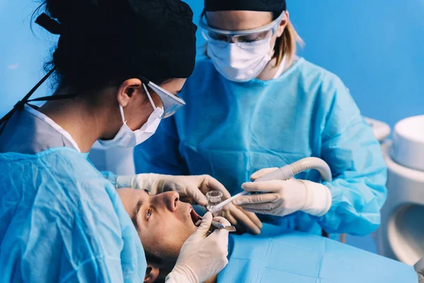 Dentistas Con Paciente Durante Una Intervención Dental Concepto Dentista —  Fotos de Stock