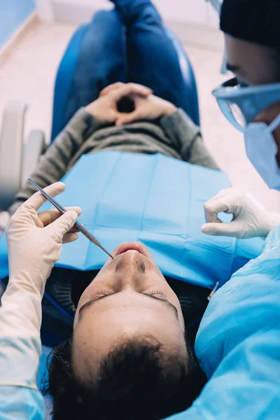 Diş Hekimleri Diş Bir Müdahale Sırasında Bir Hastayla Diş Hekimi — Stok fotoğraf