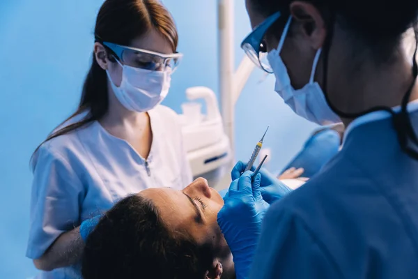 Zahnärzte Mit Einem Patienten Während Einer Zahnärztlichen Intervention Zahnarztkonzept — Stockfoto