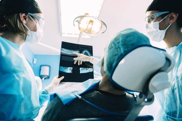 Doutora Falar Com Paciente Fazer Uma Radiografia Conceito Dentista — Fotografia de Stock