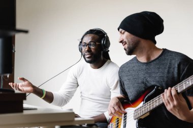 Ev ses stüdyolarından müzik üreten sanatçılar.