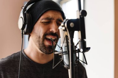 Şarkı müzik stüdyosu genç adam.