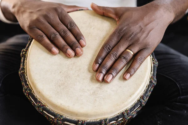 Müzisyen Elleri Ile Drum Oynama — Stok fotoğraf